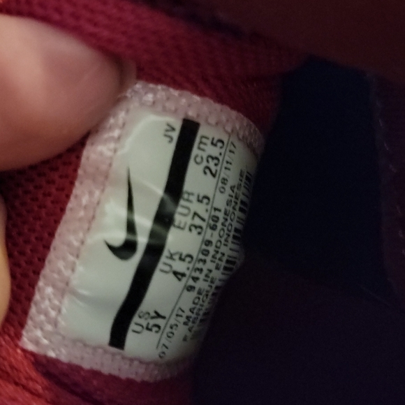 NIKE sneakers youth size 5 gently used - Picture 4 of 4